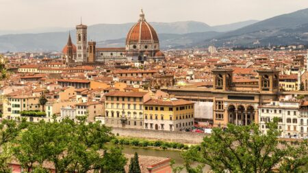 Toàn cảnh Nhà thờ chính tòa Florence (Duomo di Firenze) và thành phố Florence, Ý nhìn từ trên cao.