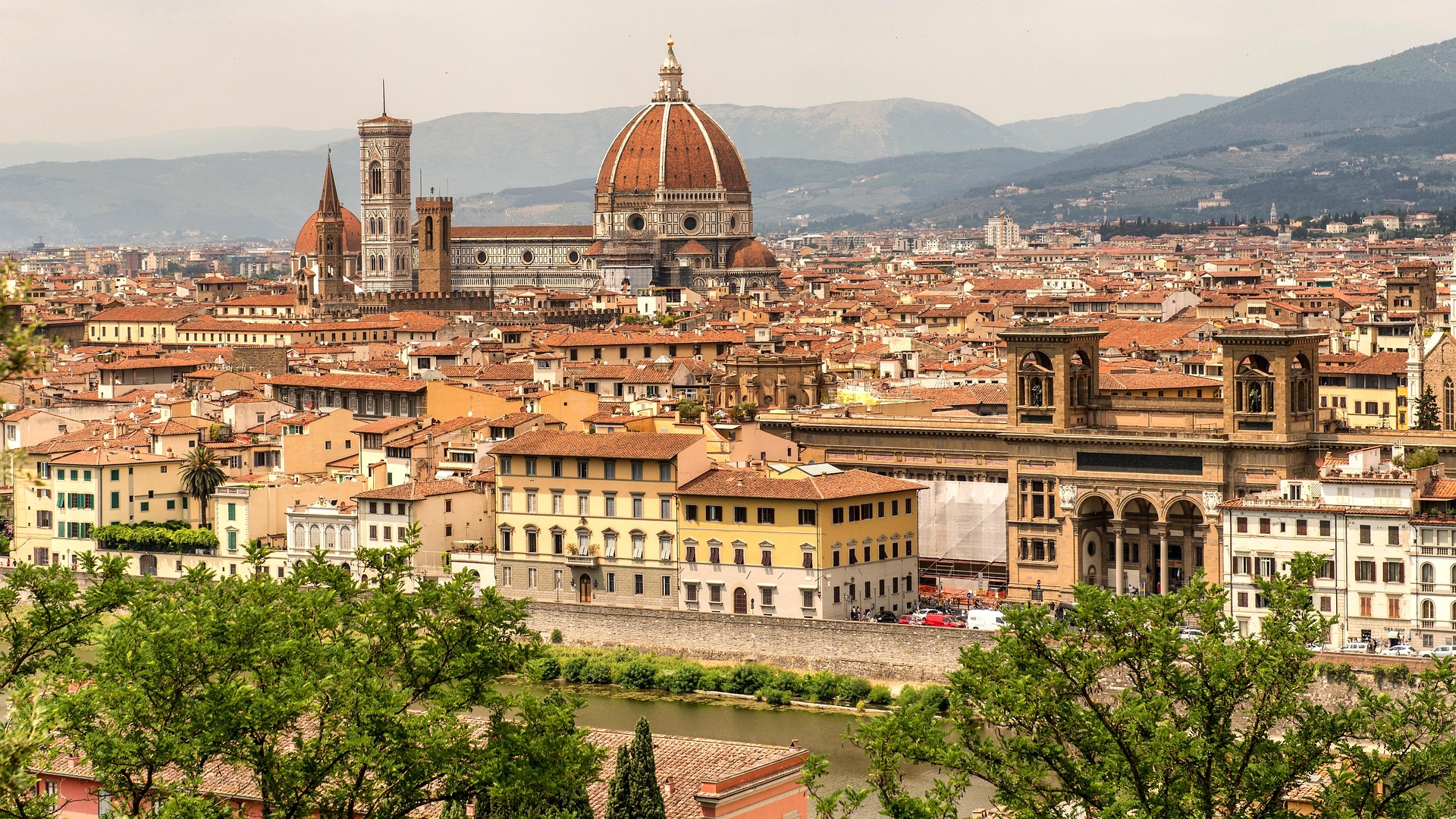 Toàn cảnh Nhà thờ chính tòa Florence (Duomo di Firenze) và thành phố Florence, Ý nhìn từ trên cao.